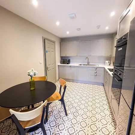 6 Bed Corporate House - 12 Pendennis Park Apartmán