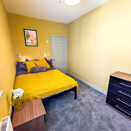 6 Bed Corporate House - 12 Pendennis Park