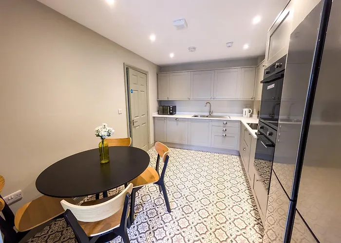 6 Bed Corporate House - 12 Pendennis Park Διαμέρισμα