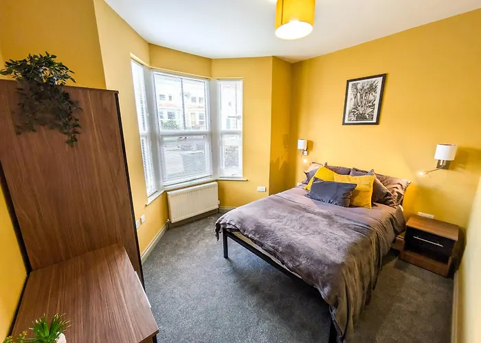 6 Bed Corporate House - 12 Pendennis Park Διαμέρισμα