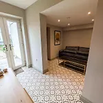 Διαμέρισμα 6 Bed Corporate House - 12 Pendennis Park *