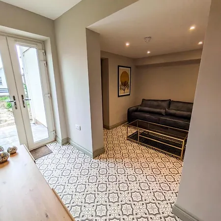 דירה 6 Bed Corporate House - 12 Pendennis Park *