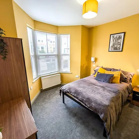 6 Bed Corporate House - 12 Pendennis Park Lejlighed