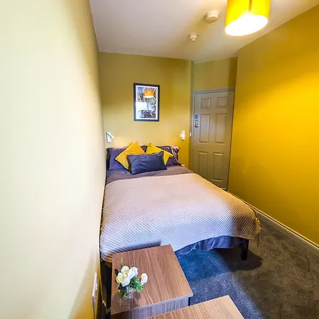 6 Bed Corporate House - 12 Pendennis Park דירה