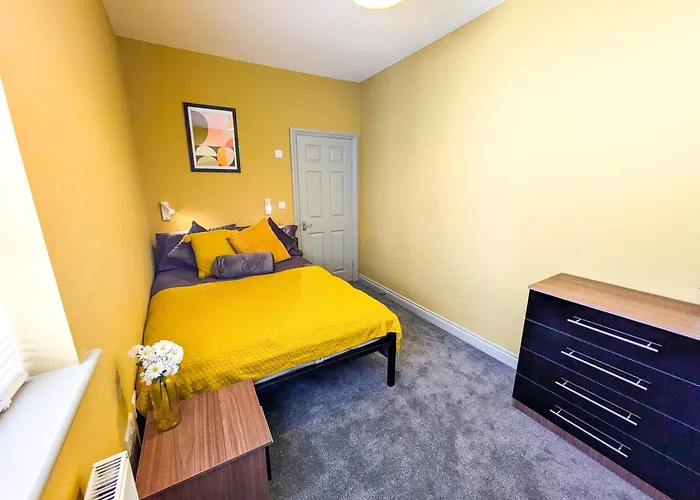 6 Bed Corporate House - 12 Pendennis Park