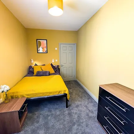 6 Bed Corporate House - 12 Pendennis Park דירה