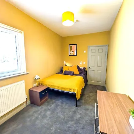 6 Bed Corporate House - 12 Pendennis Park דירה *