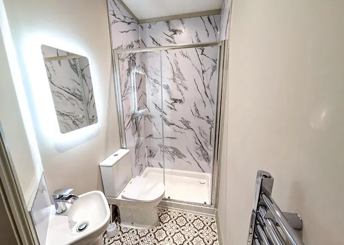 דירה 6 Bed Corporate House - 12 Pendennis Park בריסטול