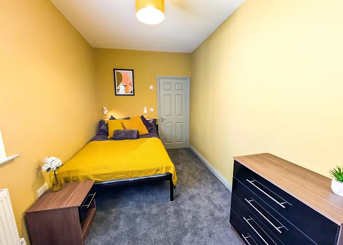 6 Bed Corporate House - 12 Pendennis Park דירה