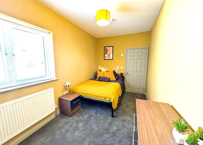 6 Bed Corporate House - 12 Pendennis Park דירה *