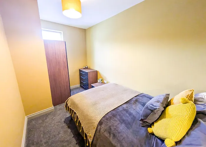 6 Bed Corporate House - 12 Pendennis Park בריסטול